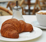 Croissant mit Kaffee
